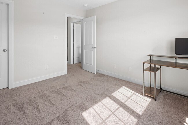 Building Photo - 1818 Olde Towne Pointe Blvd