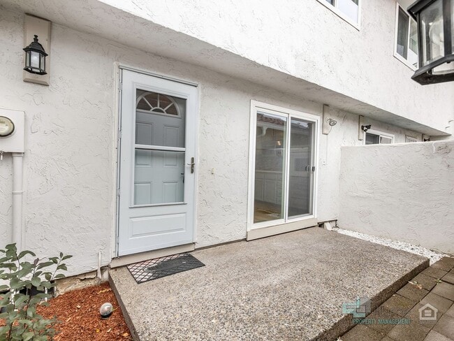Building Photo - Inviting 2-Bedroom, 2.5 Bathroom Home in G...