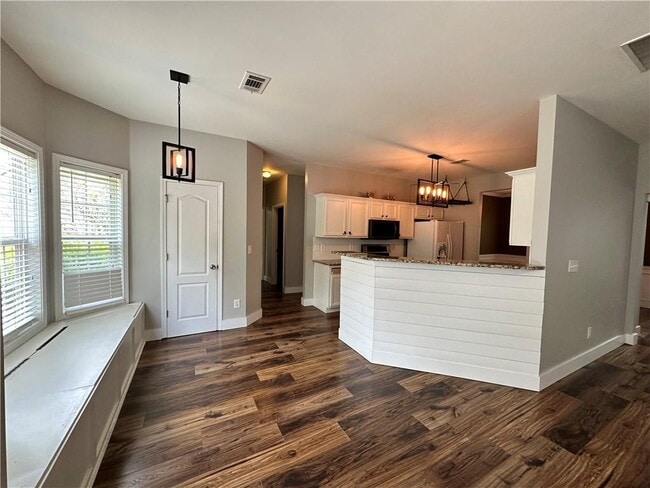 Building Photo - 2758 Suttonwood Way NE