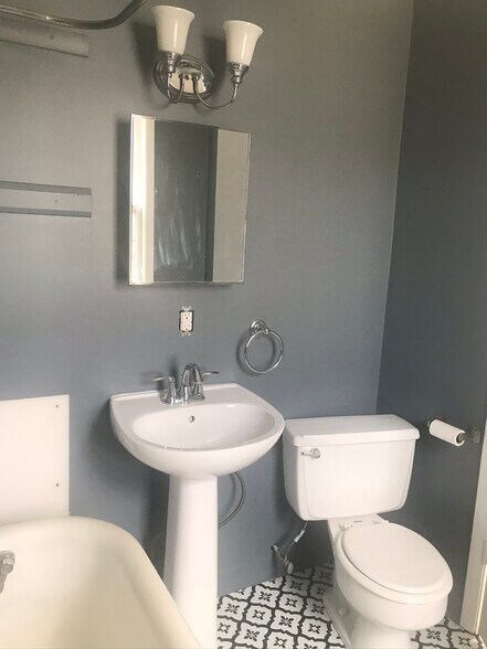 Building Photo - 712 6th St NE