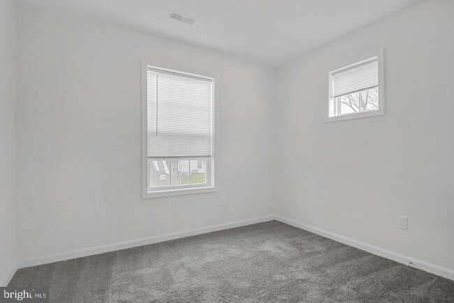 Building Photo - 3084 Clinton Ave