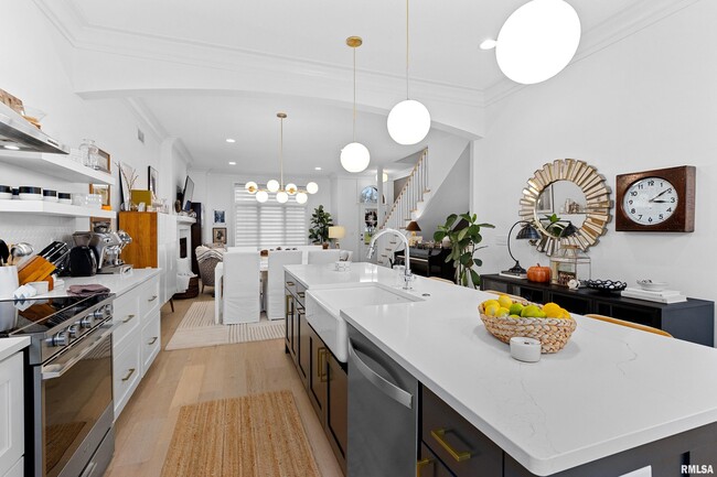 Building Photo - 824 W Moss Ave