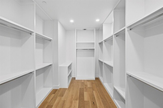 Building Photo - 404 Vista Buena Trl