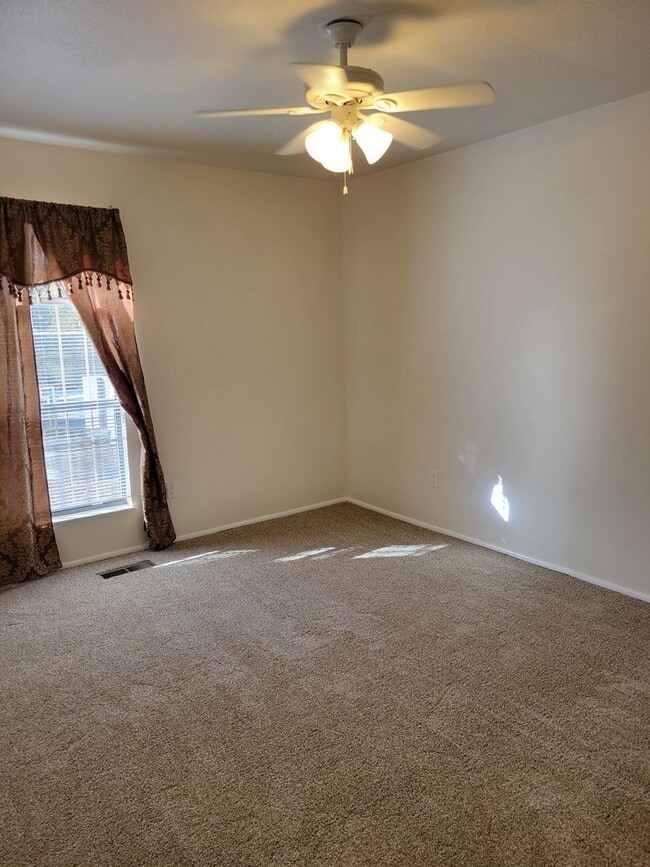 Building Photo - Beautiful 3 Bed 2 Bath 2 Car Garage just E...