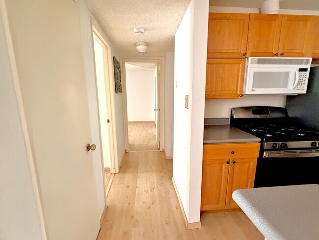 Building Photo - Bright & Updated 2bed 1 bath Tarzana Condo in Gated Community!