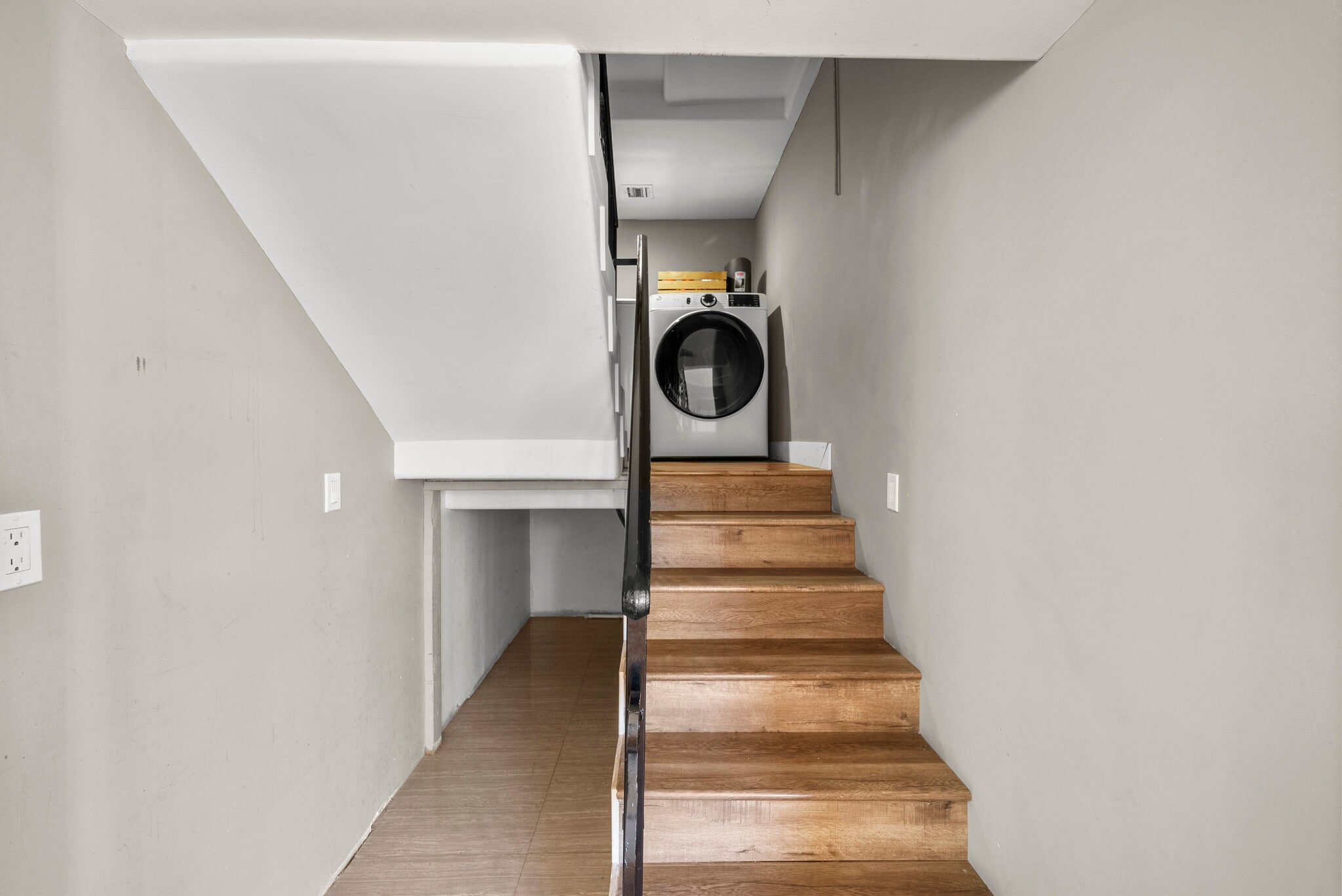 Building Photo - 6223 Simpson Ave