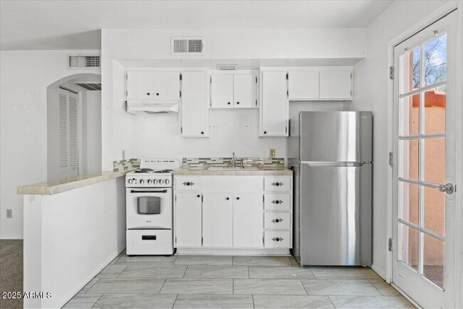 Building Photo - 5702 E Camelback Rd