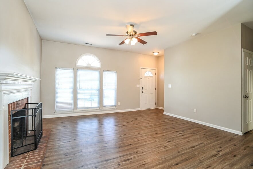 Building Photo - 2117 David Earl Dr