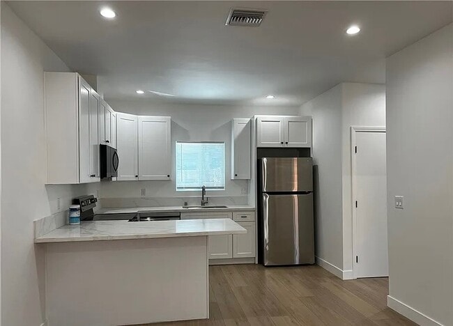 Building Photo - 10717 Amestoy Ave