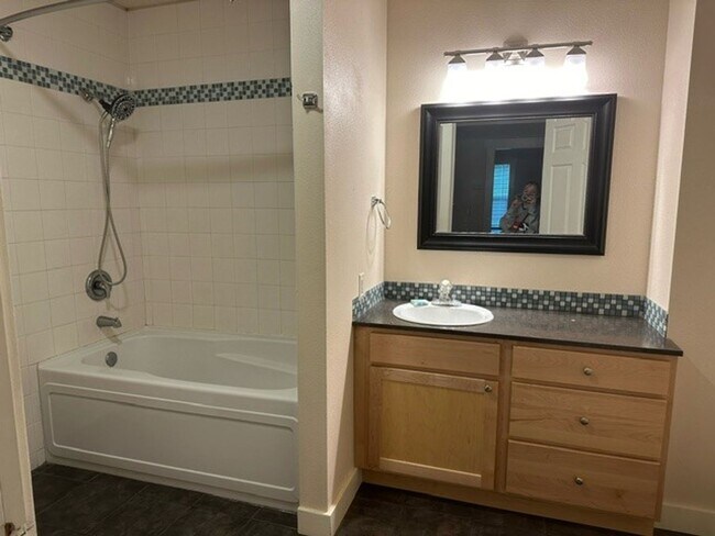 Building Photo - AVAILABLE NOW: 2 bdrm/1 bath House