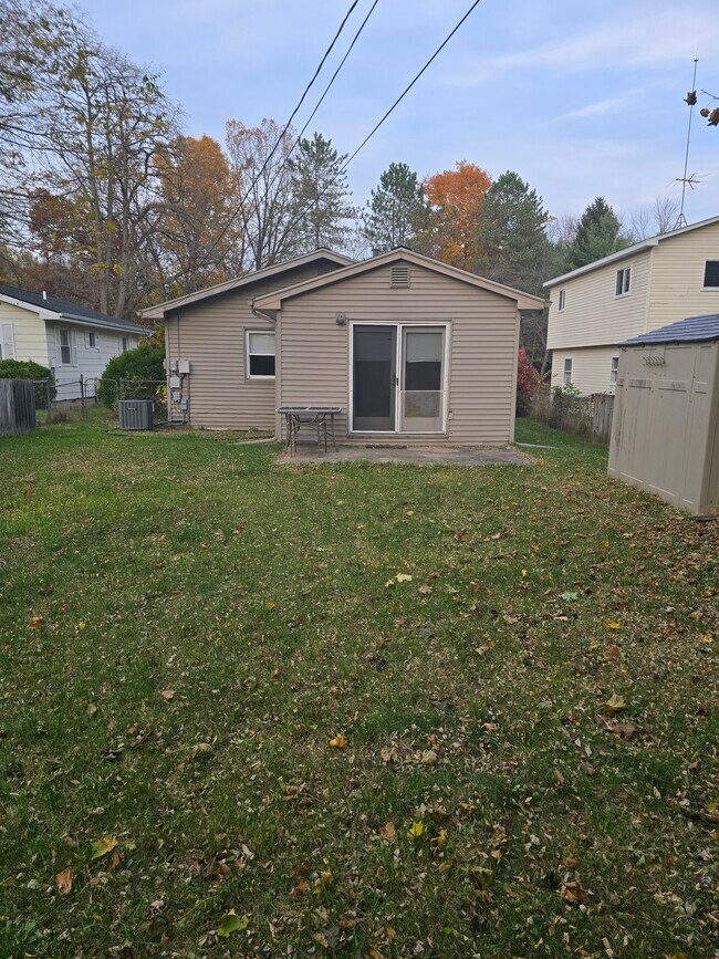 Building Photo - 8570 Country Club Dr