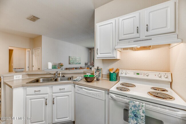 Building Photo - 13700 Richmond Park Dr N