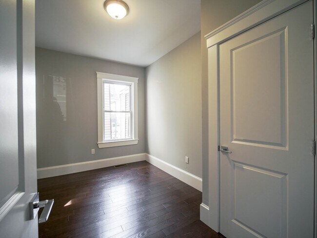 Building Photo - 183 Chelsea St