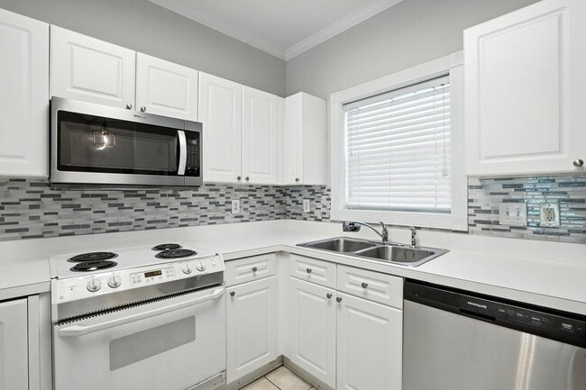 Building Photo - Move-in Ready: 2 Bedroom Condo!