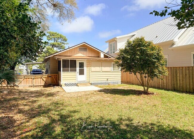 Building Photo - 1613 E Blount St