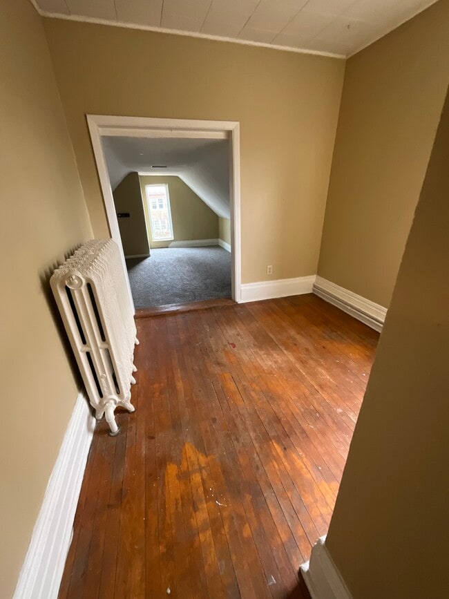 Building Photo - 1324 E 2nd St