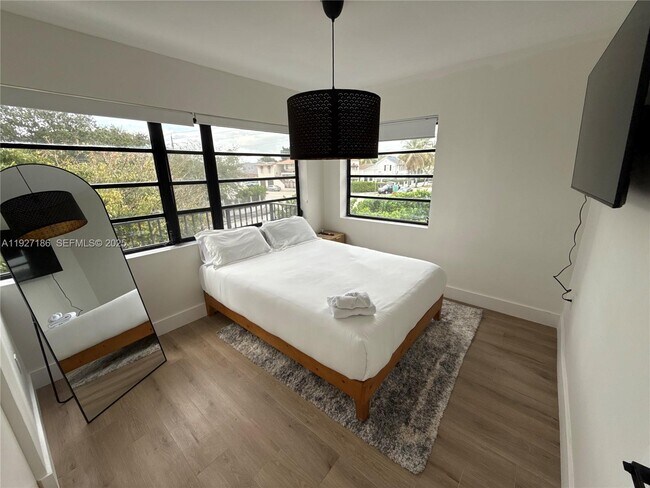 Building Photo - 1716 SW 11th St