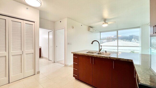 Building Photo - MOVE-IN READY 1 BED/1 BATH/1 PRKG IN 909! ...