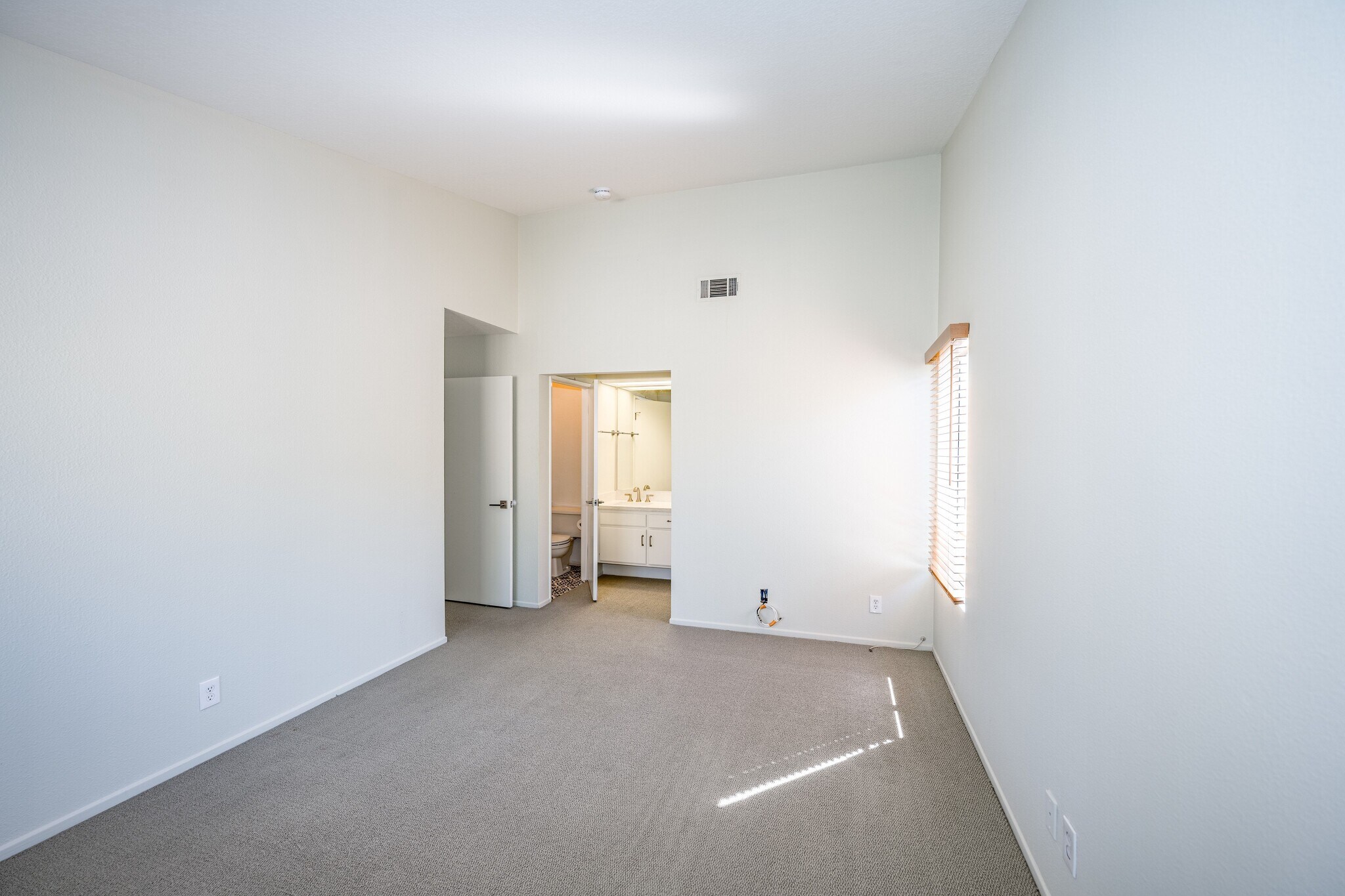 Suite bedroom - 11068 Sharp Ave