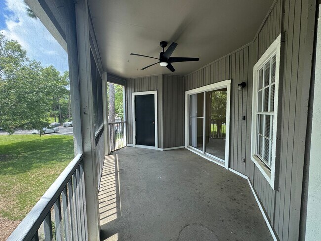 Building Photo - Move In Special! 2 Bed / 2 Bath Upstairs C...
