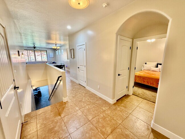 Building Photo - 521 N Creek Ridge Dr