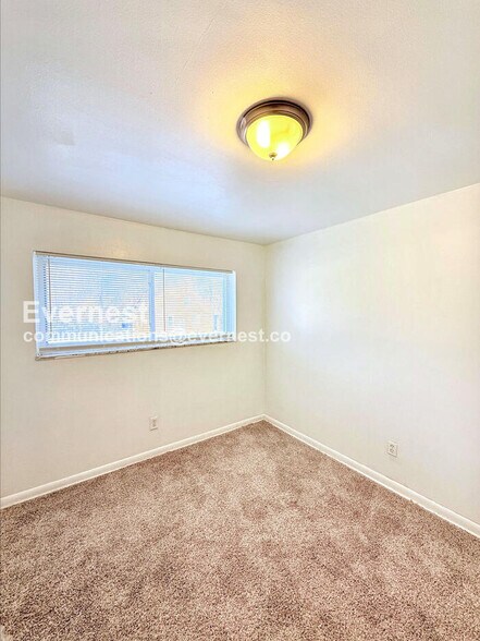 Building Photo - 15601 Schoolcraft Rd