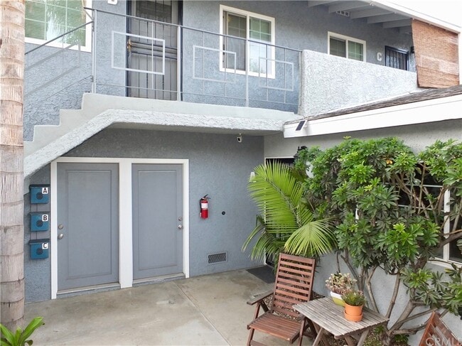 Courtyard / Entry - 1877 San Francisco Ave