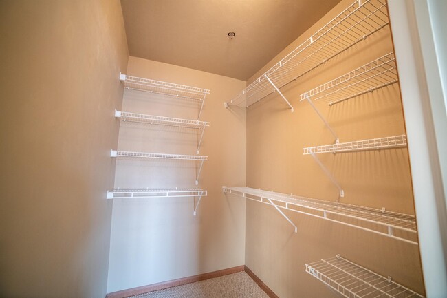Building Photo - 830 E Elm Dr