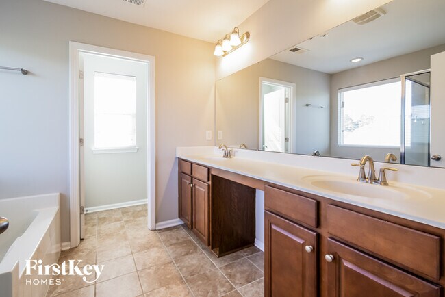 Building Photo - 302 Oglethorpe Cir
