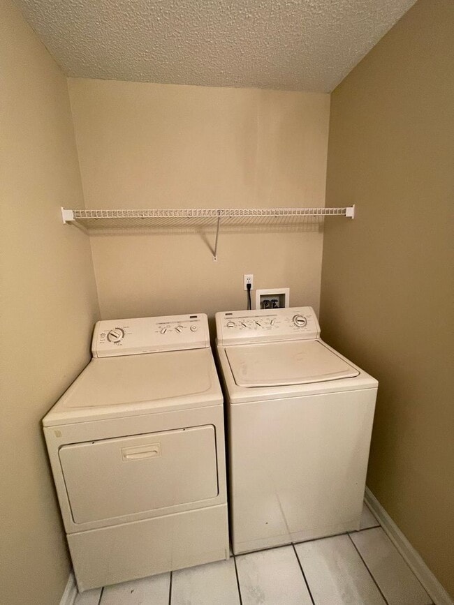 Building Photo - Briarwood West -