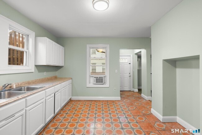 Building Photo - 48 Lockwood Ave