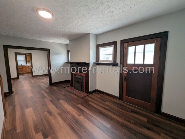 Building Photo - 392 Collingwood Ave