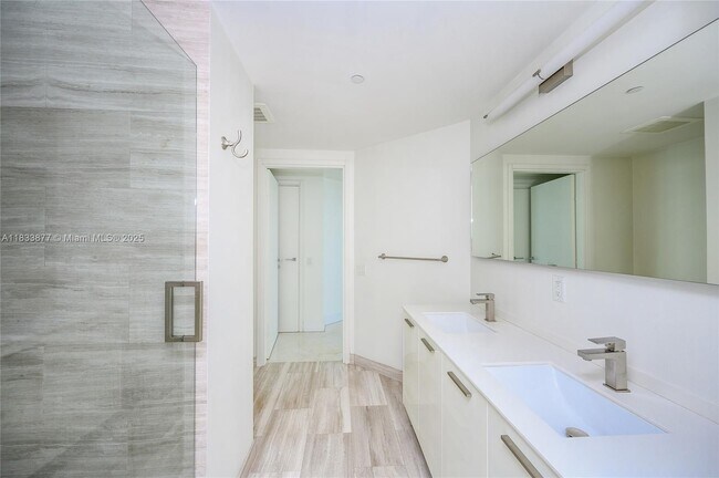 Building Photo - 1300 Brickell Bay Dr