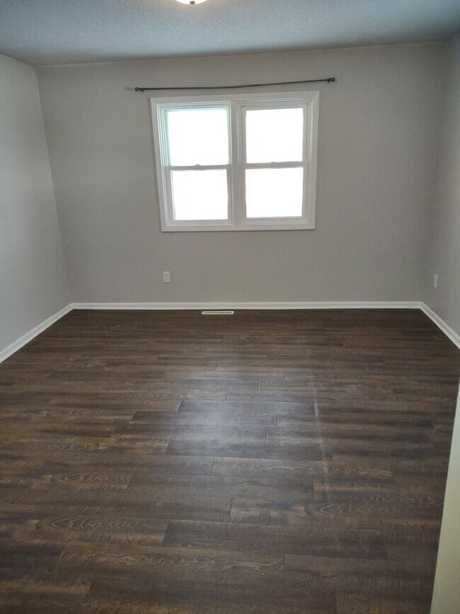 Building Photo - 313 1st Ave W
