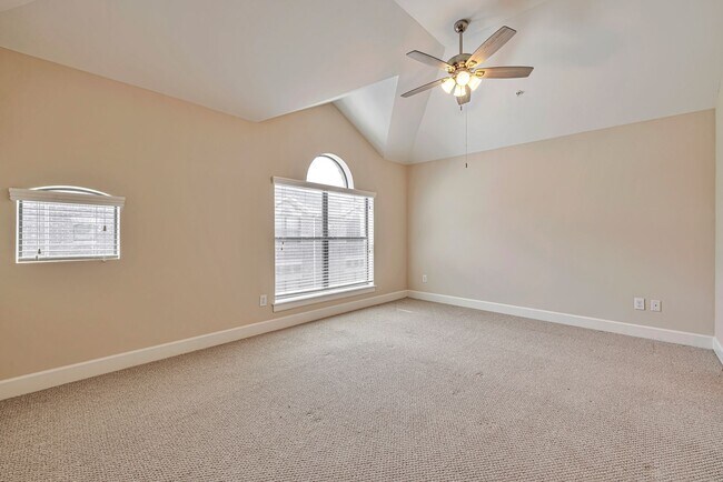 Building Photo - Modern Living Inside the Loop: Spacious, Stylish, Secure