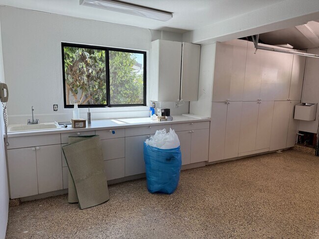 Building Photo - Gorgeous Fully Remodeled 5 Bedroom Home wi...