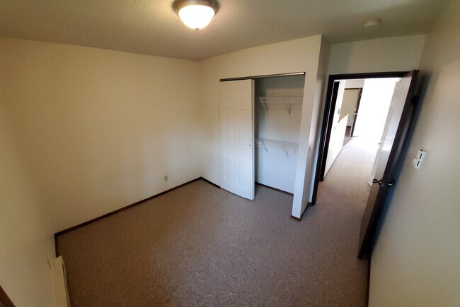 Building Photo - 820 Roberts Ave