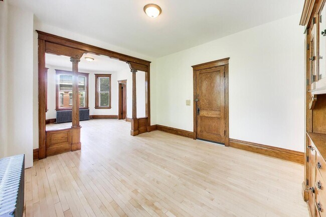Building Photo - 858 N Wolcott Ave