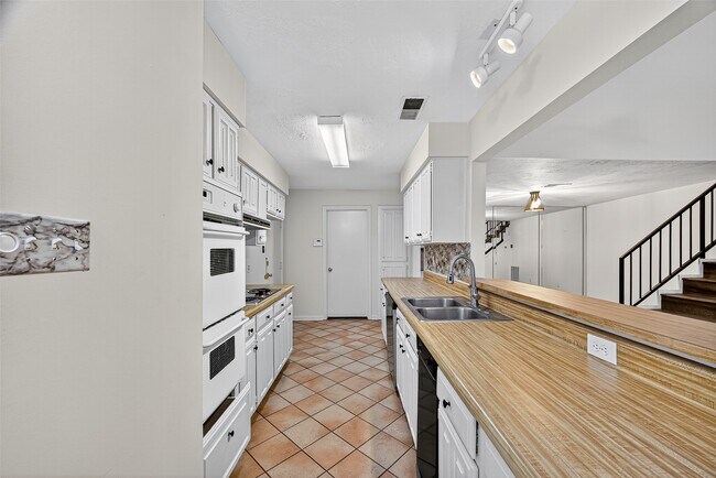 Building Photo - 812 Fleetwood Pl Dr