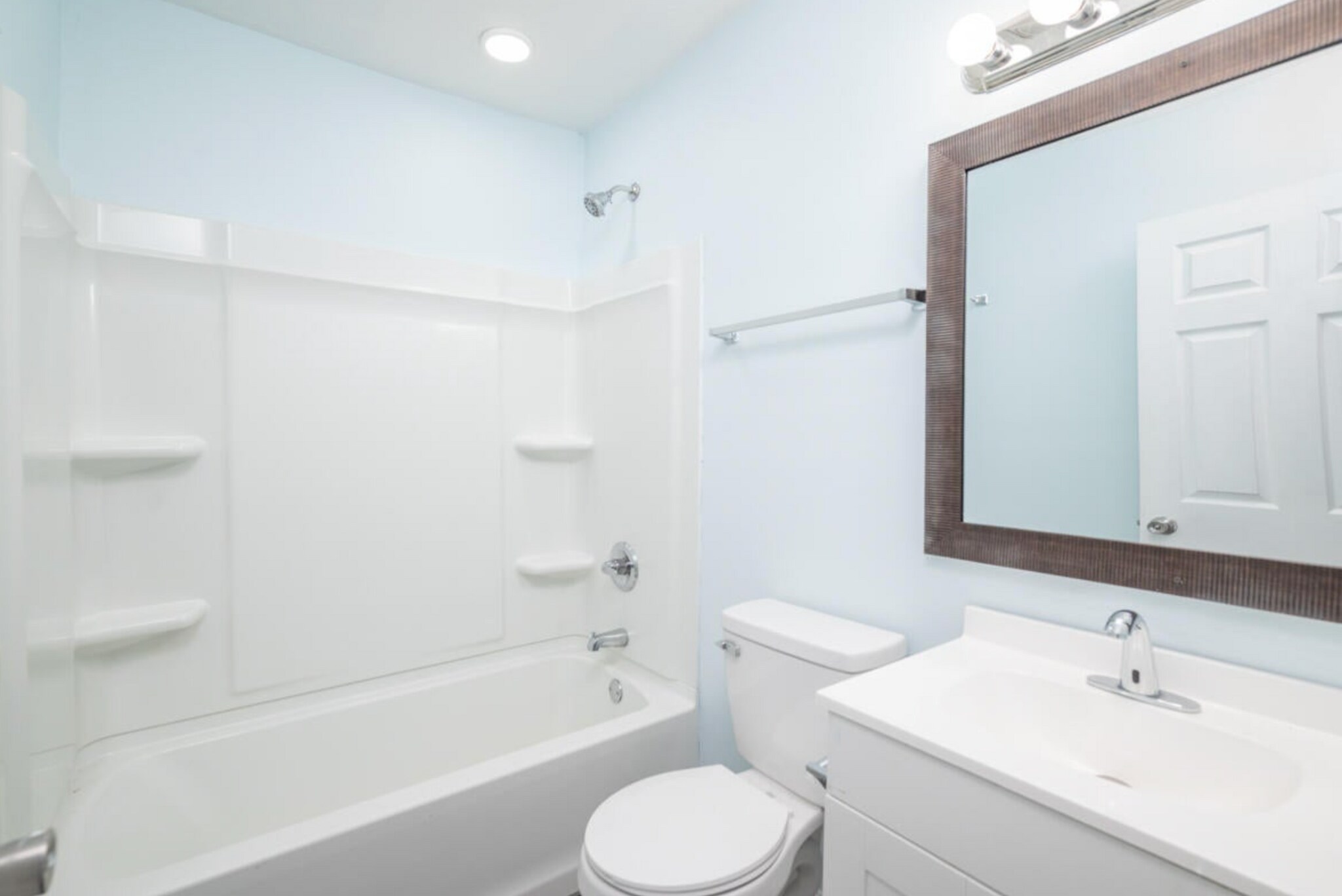 Building Photo - 715 Roundhouse Rd