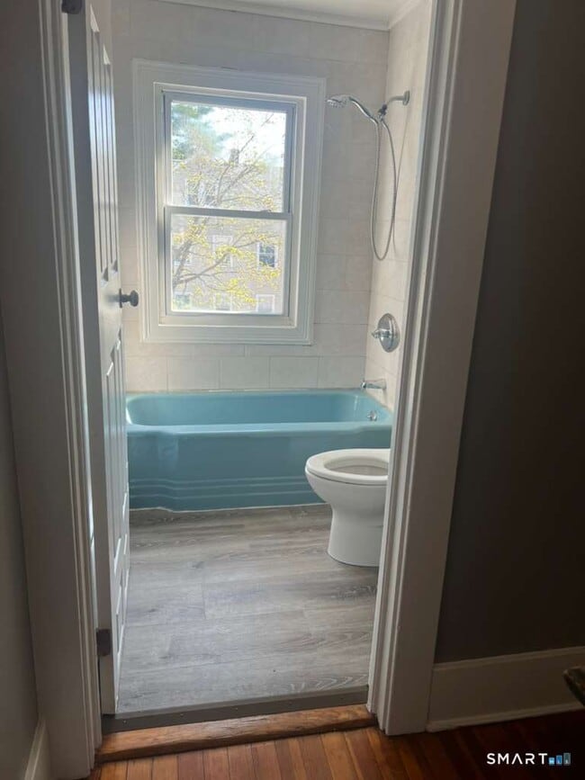 Building Photo - 10 Bank St