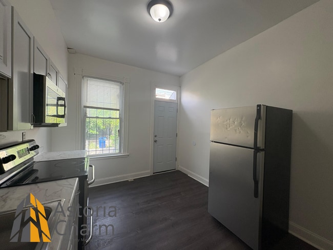 Building Photo - Modern 4-Bedroom with Yard & Easy Downtown...