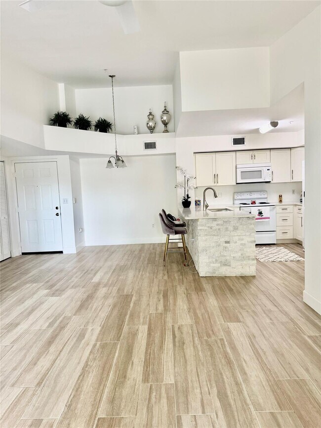 Building Photo - 4856 N State Rd 7