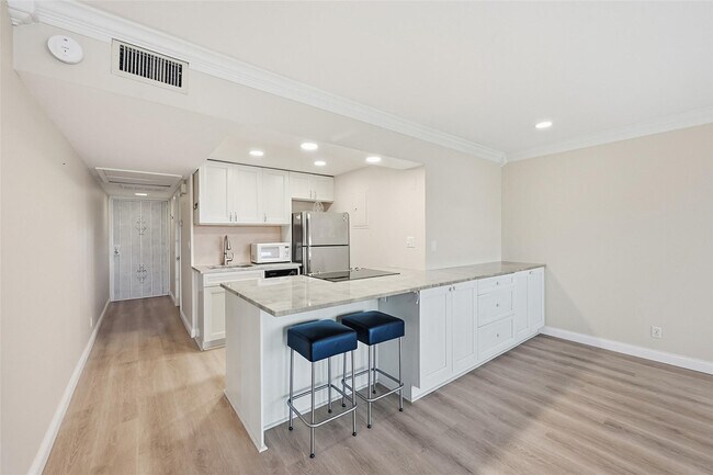 Building Photo - 801 NE 18th Ct