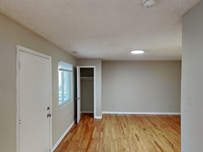 Building Photo - 350 E 12th Ave