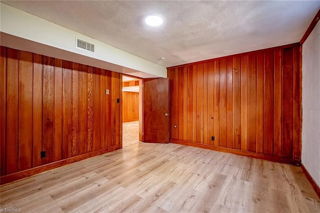 Building Photo - Room in House on Kinnamon Rd