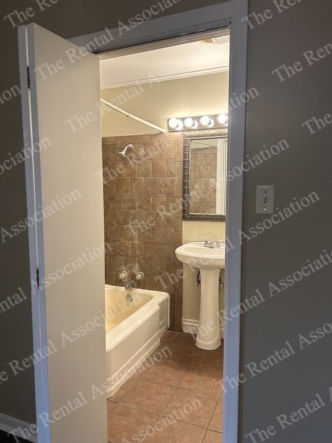 Building Photo - 1908 Roosevelt Dr