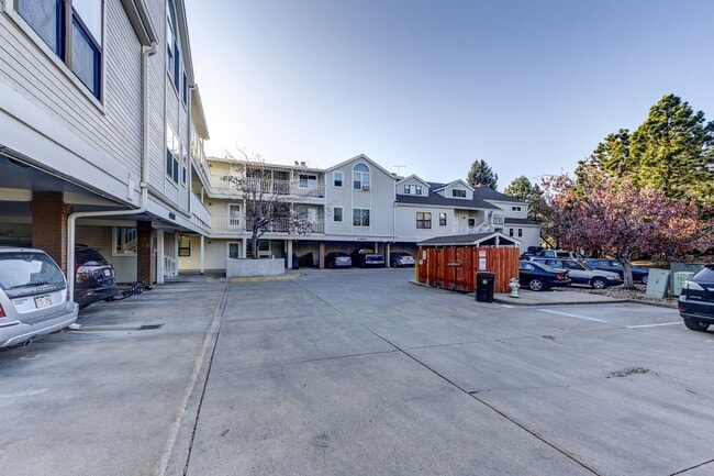 Building Photo - 2 Bedroom 2 Bath End Unit Condo with covered parking!