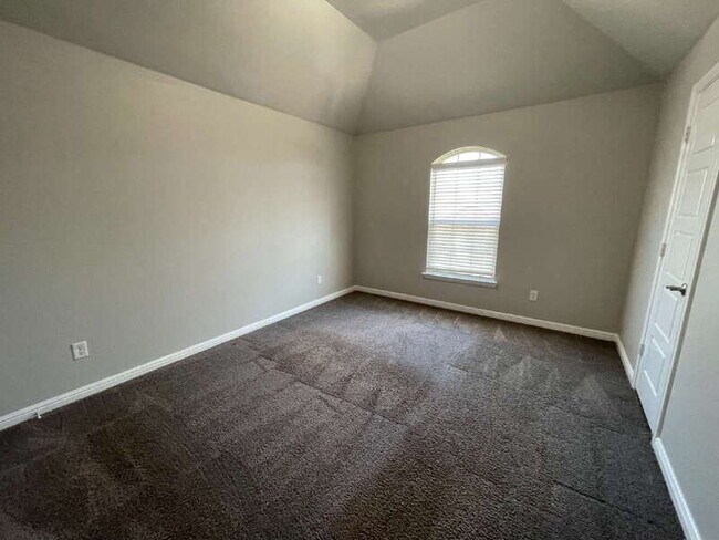 Building Photo - 281 Giddings Trl