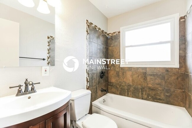 Building Photo - 3 Bedroom Pet-Friendly Home in KANSAS CITY...